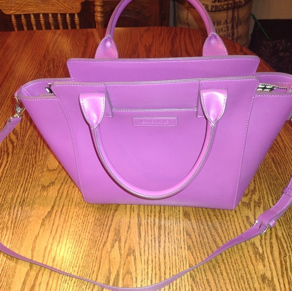 Vera Bradley Handbags - ***PRICE DROP*** Vera Bradley Leather Bag